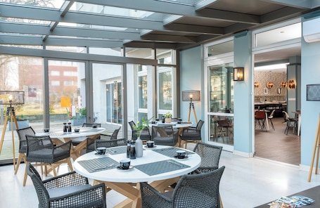 Café da manhã com buffet diÔrio (EUR 20 por pessoa)