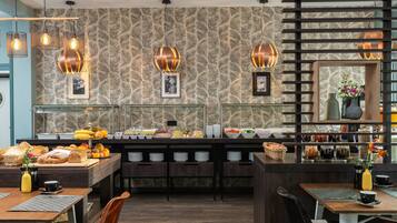 อาหารเช้าแบบบุฟเฟ่ต์ทุกวัน (EUR 19 ต่อคน)