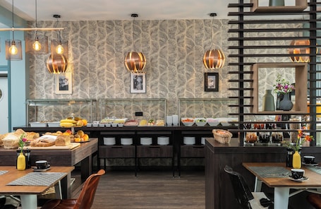 Desayuno buffet diario (EUR 19 por persona)