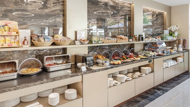 Una mesa de buffet con diferentes alimentos y opciones sin gluten.