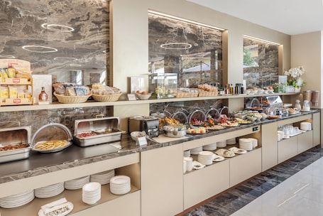 Café da manhã com buffet todos os dias (EUR 20 por pessoa)
