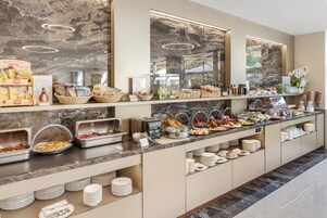Frokostbuffé hver dag (EUR 20 per person)