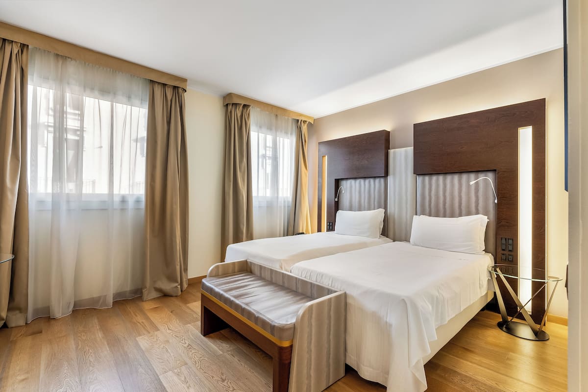 Chambre supérieure avec lits jumeaux | Couette en duvet, minibar, coffre-fort, bureau