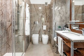 Habitación doble superior | Baño | Artículos de higiene personal gratuitos, secador de pelo y albornoces