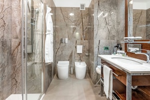 Doppia superior letto kingsize | Bagno | Set di cortesia gratuito, asciugacapelli, accappatoio, pantofole