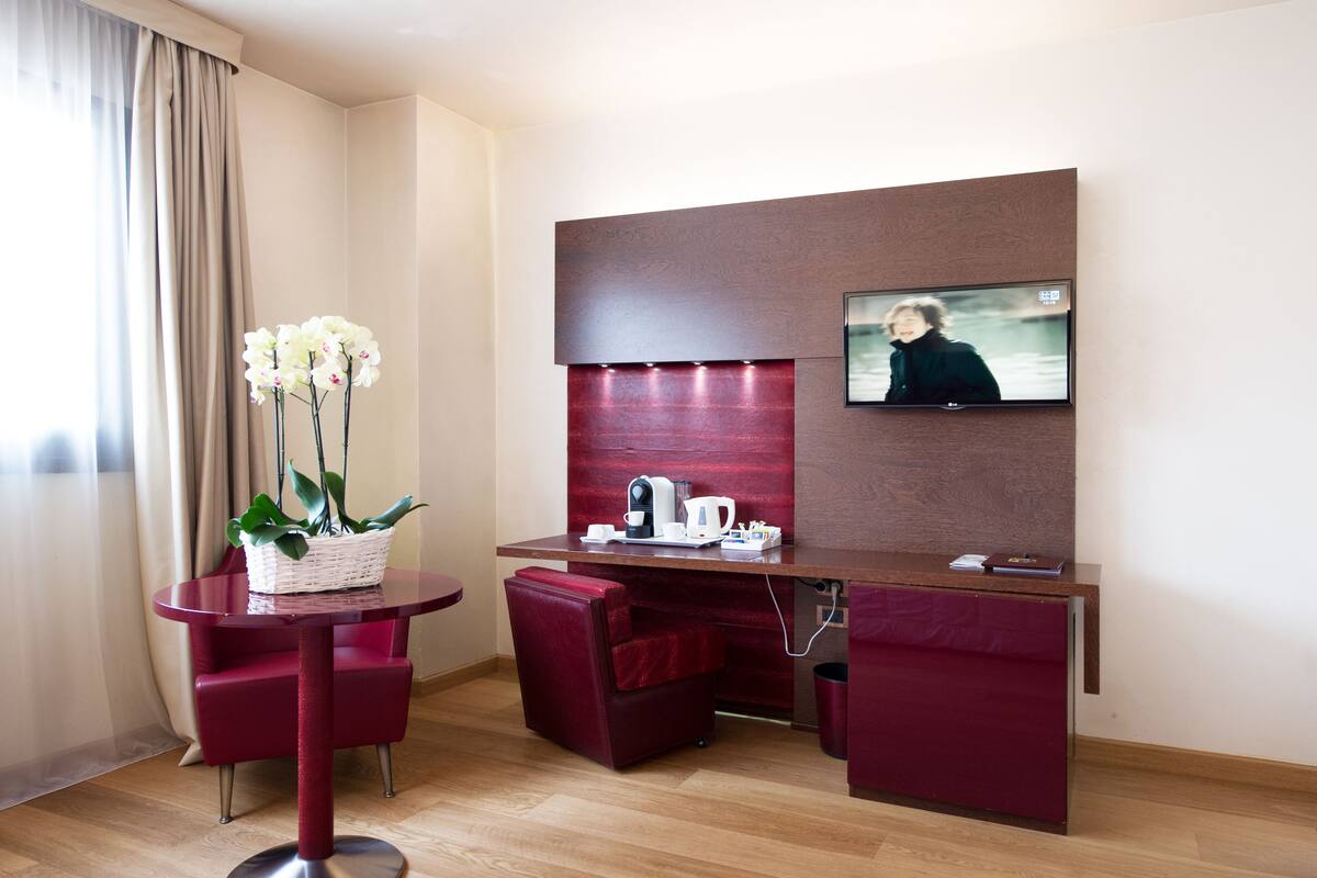 Chăn bông, minibar, két bảo mật tại phòng, bàn 
