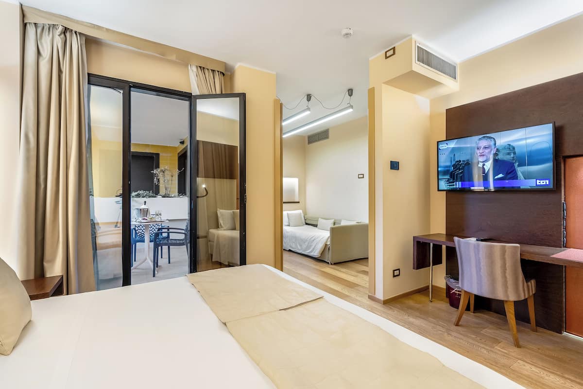 Chambre triple supérieure | Couette en duvet, minibar, coffre-fort, bureau