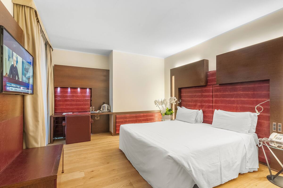 Phòng Suite | Chăn bông, minibar, két bảo mật tại phòng, bàn 