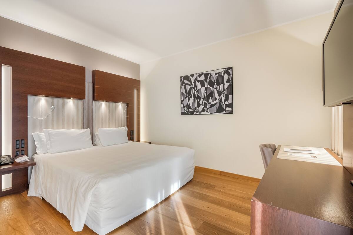 Junior Suite with Sauna | Chăn bông, minibar, két bảo mật tại phòng, bàn 