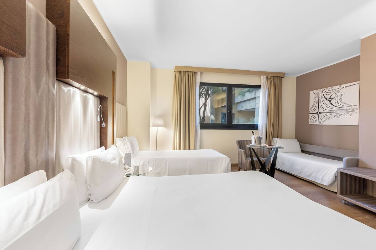 Phòng 4 Superior | Chăn bông, minibar, két bảo mật tại phòng, bàn 