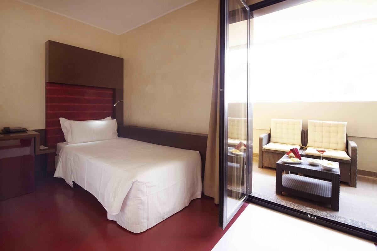 Chăn bông, minibar, két bảo mật tại phòng, bàn 