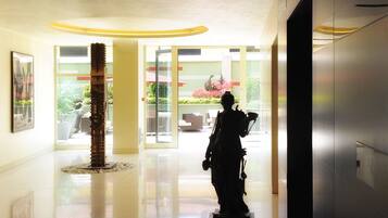 Lobby lounge