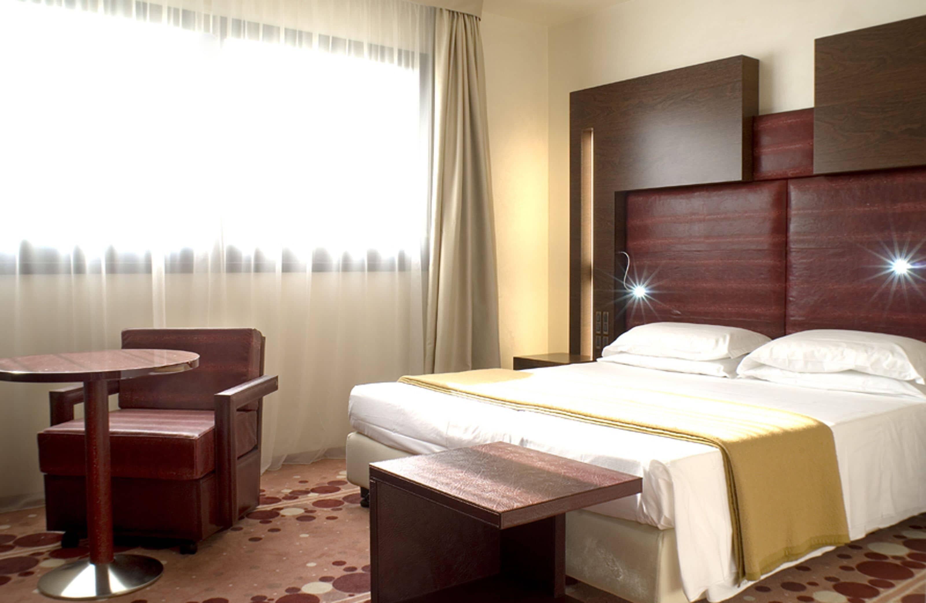 Copriletto in piuma, minibar, una cassaforte in camera, una scrivania