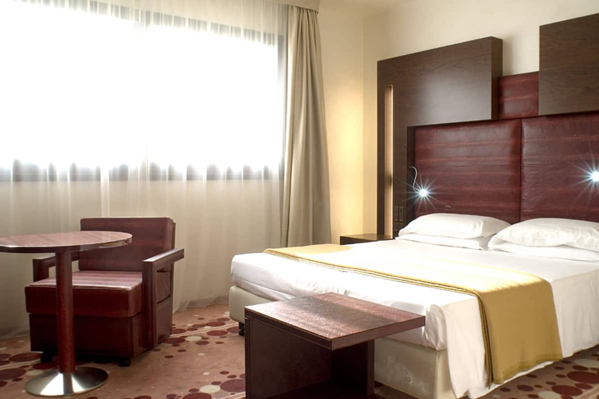 Down comforters, minibar, in-room safe, desk