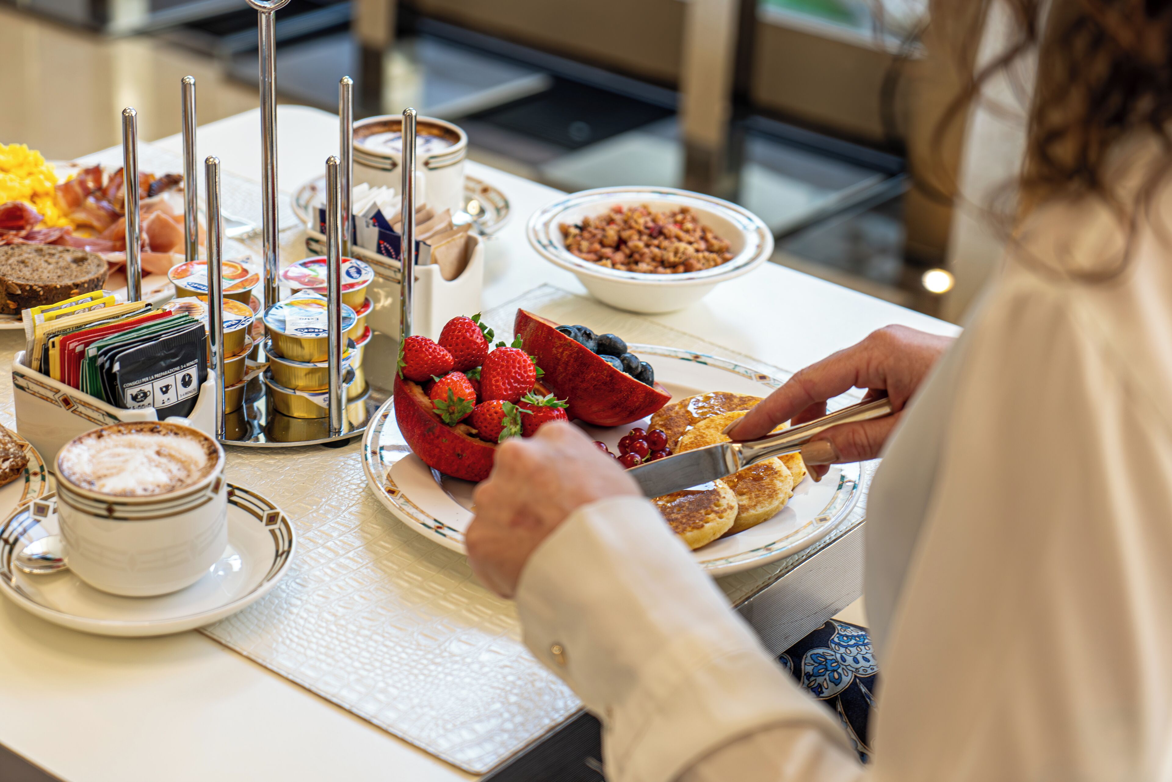 Un bufé de desayuno con diferentes alimentos y salsas.