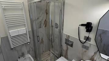 Chuveiro, chuveiro com efeito de chuva, produtos de toalete grátis