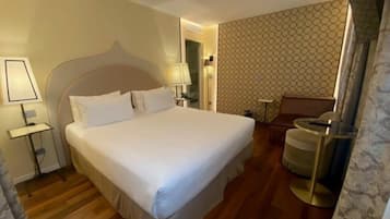 Superior Double Room | Bar mini, peti besi dalam bilik, seterika/papan seterika, Wi-fi percuma