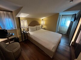 Classic Double Room | Minibar, in-room safe, iron/ironing board, free WiFi