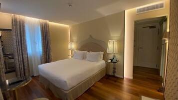 Habitación doble superior | Minibar y caja de seguridad en la habitación