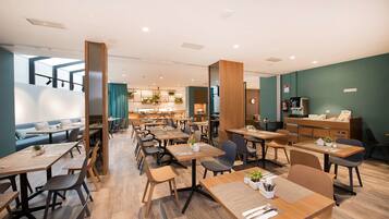 Petit déjeuner buffet (16 EUR par personne)