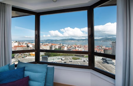 Premium bedding, minibar, in-room safe, desk. Occidental Vigo