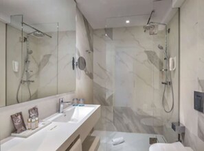 Articles de toilette (gratuits), séchoir à cheveux, serviettes fournies