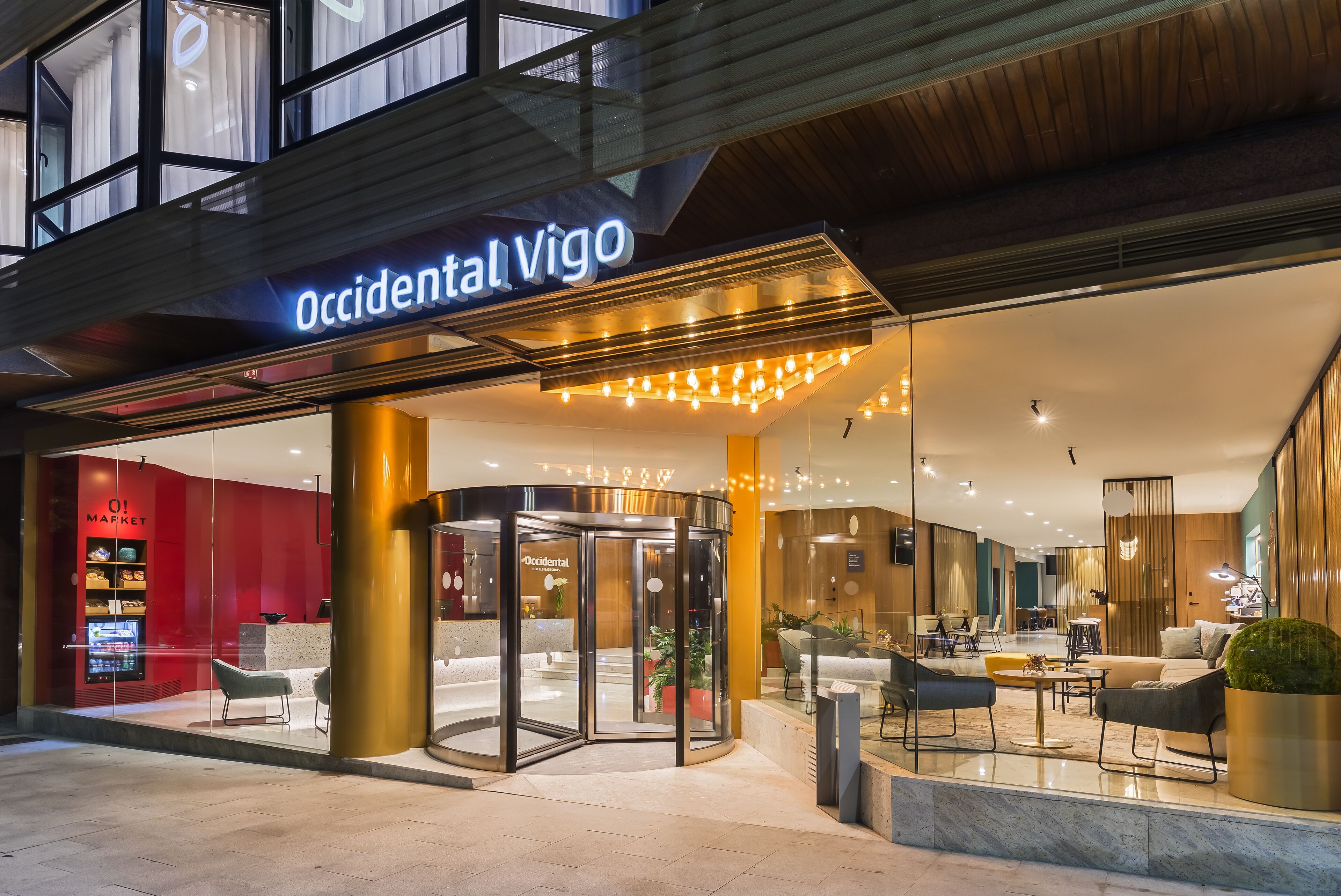 Façana frontal de l&#x27;allotjament (vespre/nit)