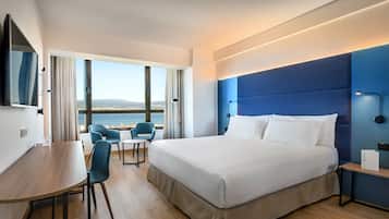 Luxe beddengoed, een minibar, een kluis op de kamer, een bureau