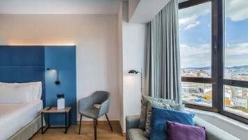 Luxe beddengoed, een minibar, een kluis op de kamer, een bureau