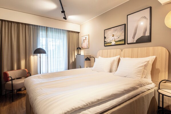 Standard King Room | In-room safe, desk, blackout drapes, iron/ironing board