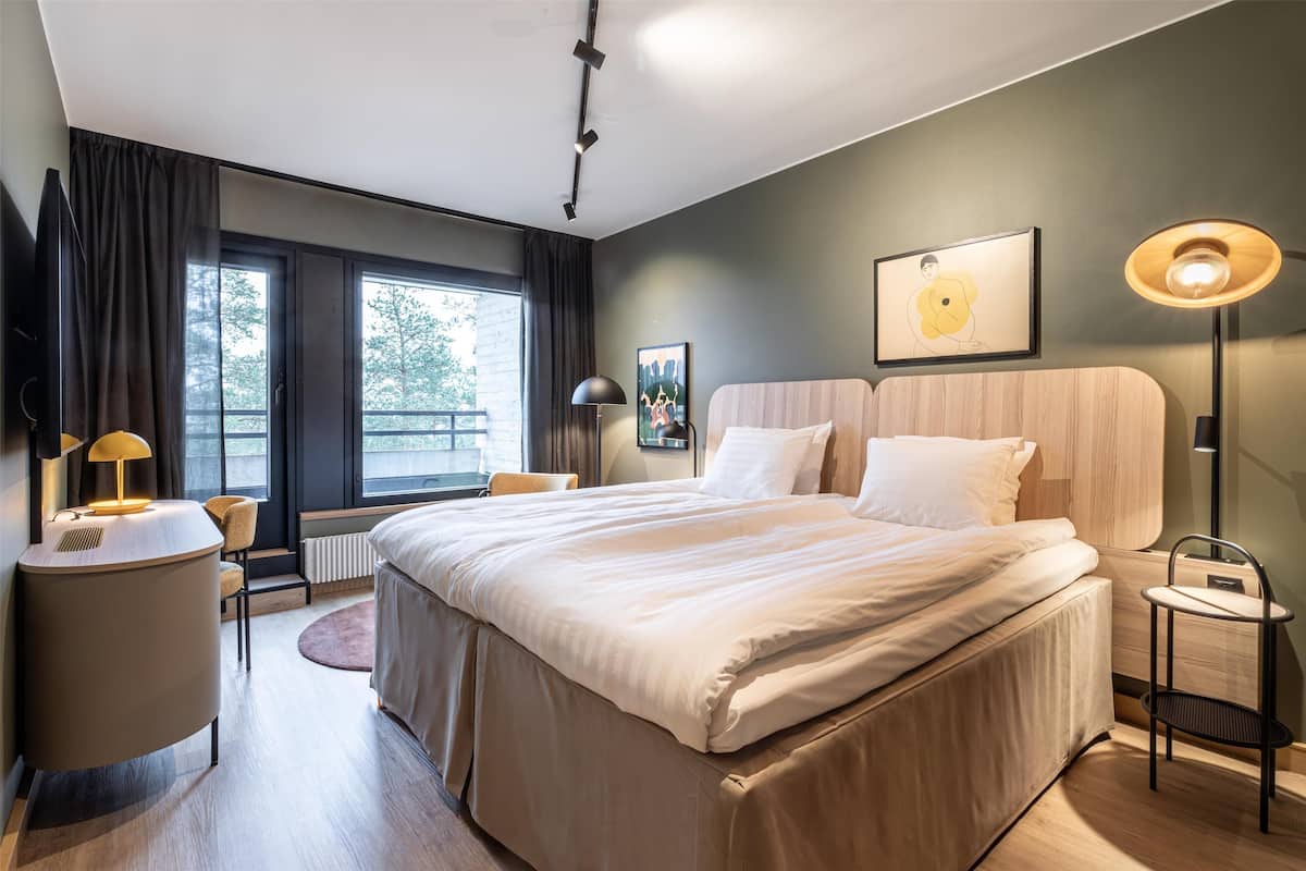 Superior King | In-room safe, desk, blackout drapes, iron/ironing board