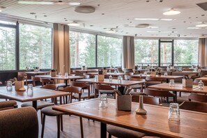 Se ofrece un desayuno bufé (21 EUR por persona)