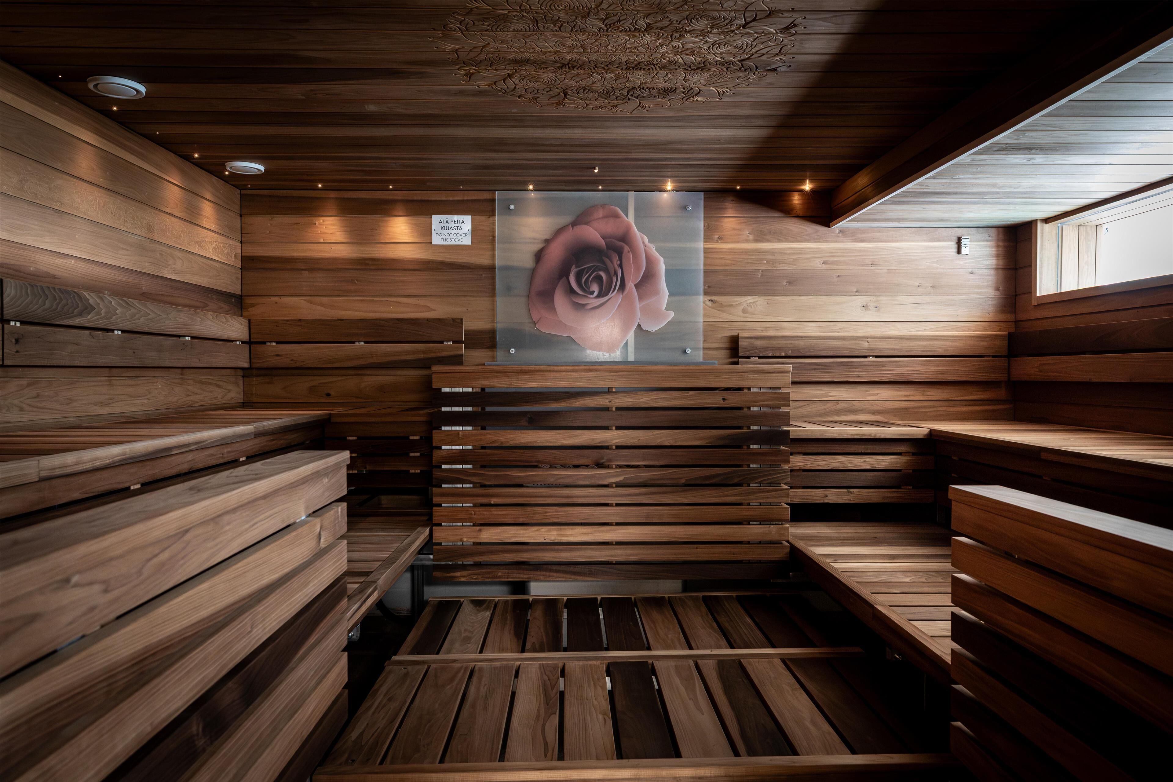 サウナ、ホットタブ、スチームサウナ、ボディ トリートメント、アロマテラピー、ホットストーンマッサージ