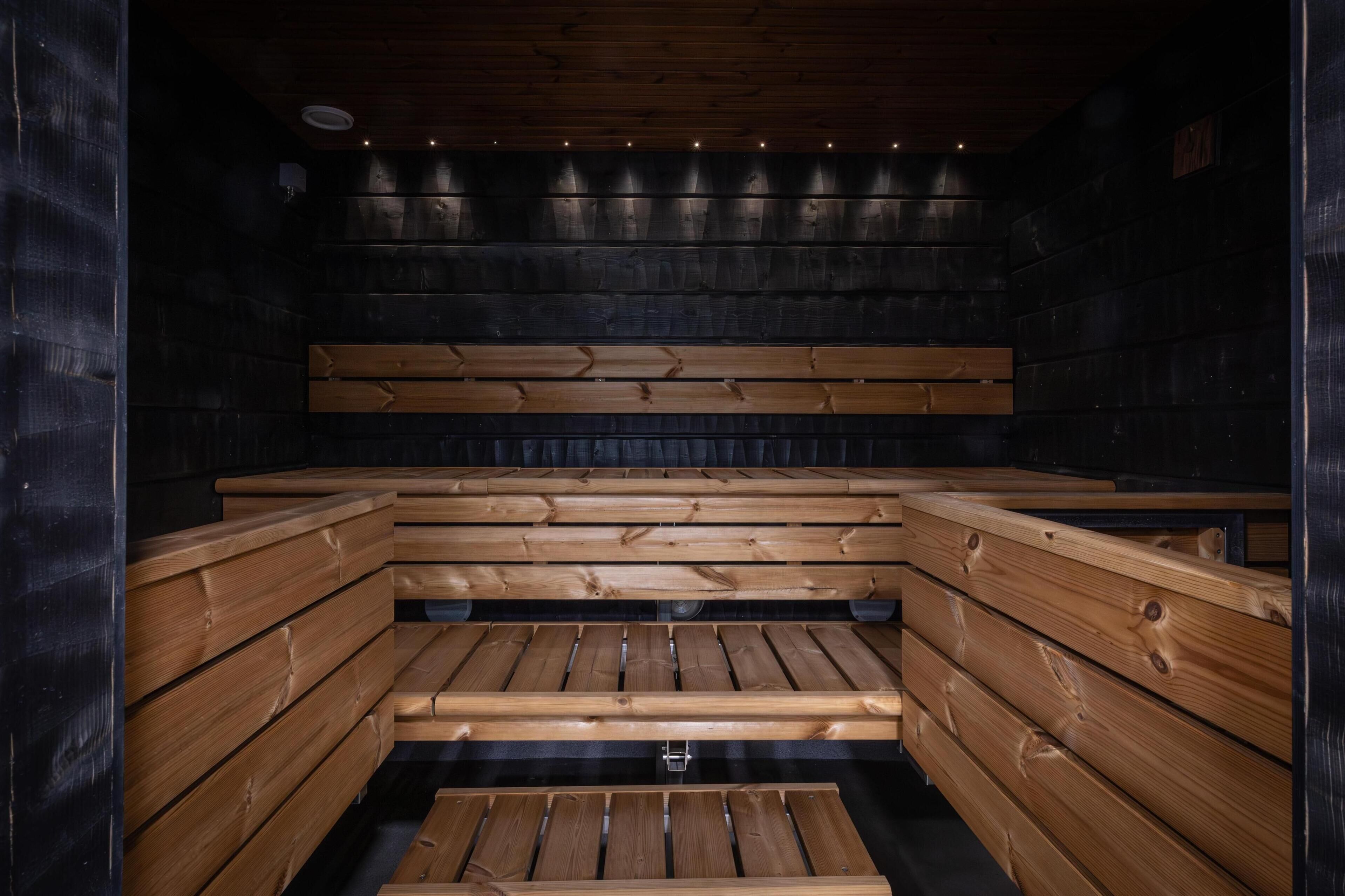 Una sauna con panche in legno disposte a semicerchio.