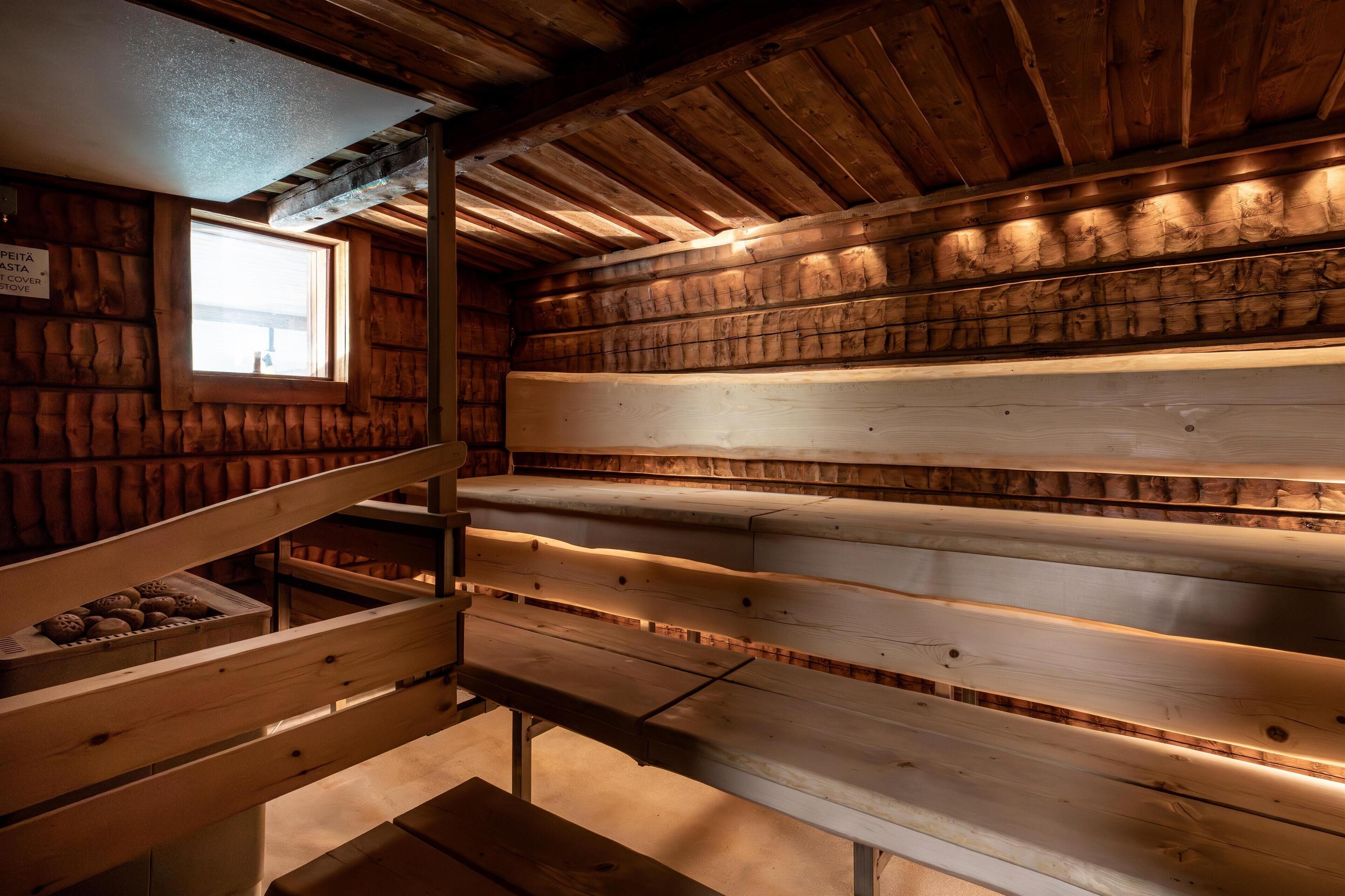 Un intérieur en bois avec des bancs et une fenêtre.