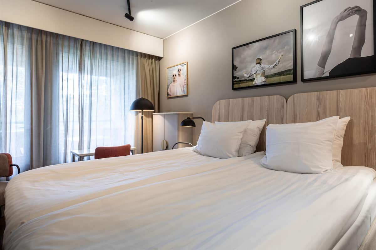 Standard King Room | Brankas, meja kerja, tirai kedap cahaya, dan setrika/meja setrika