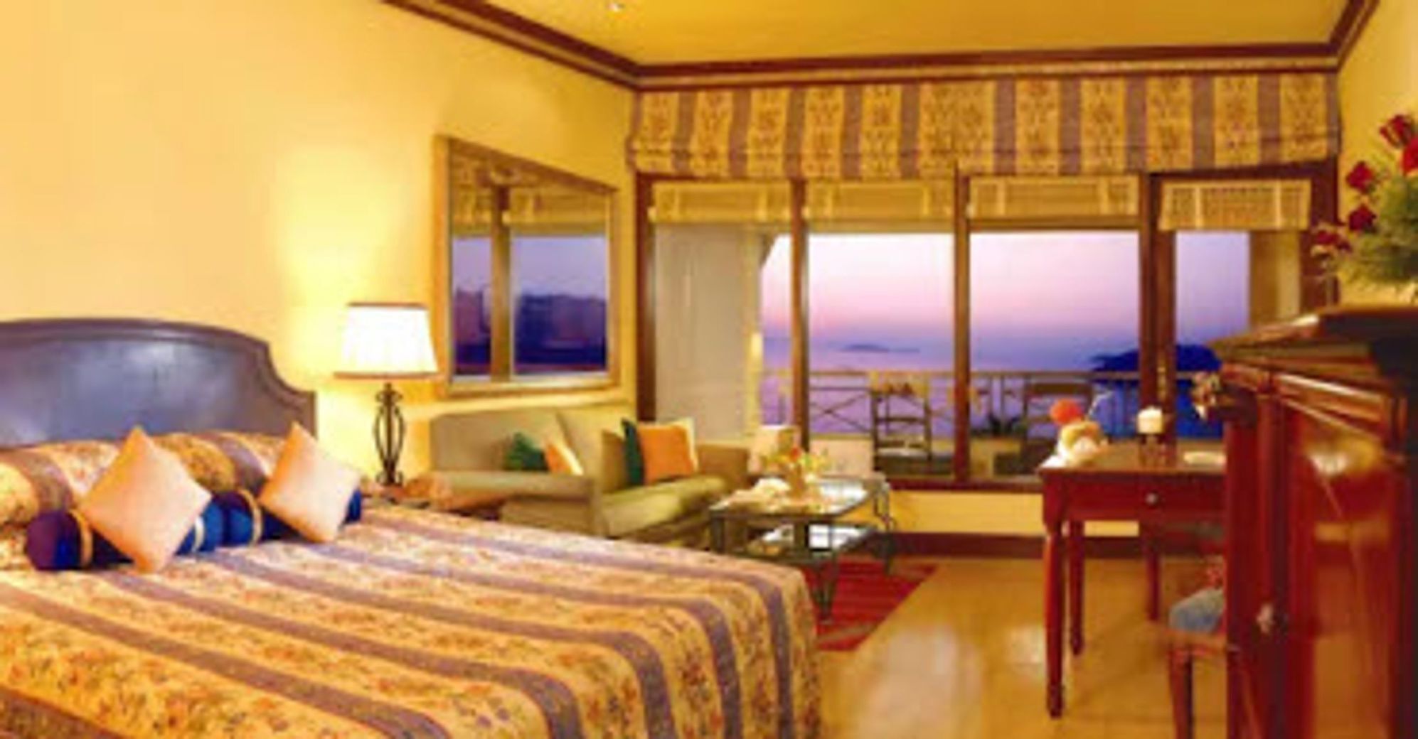 Ropa de cama de alta calidad y caja de seguridad en la habitación 