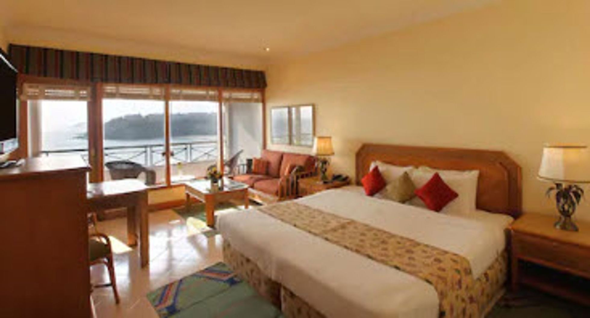 Ropa de cama de alta calidad y caja de seguridad en la habitación 