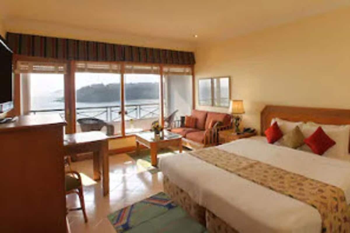 Premium bedding, in-room safe, desk, laptop workspace