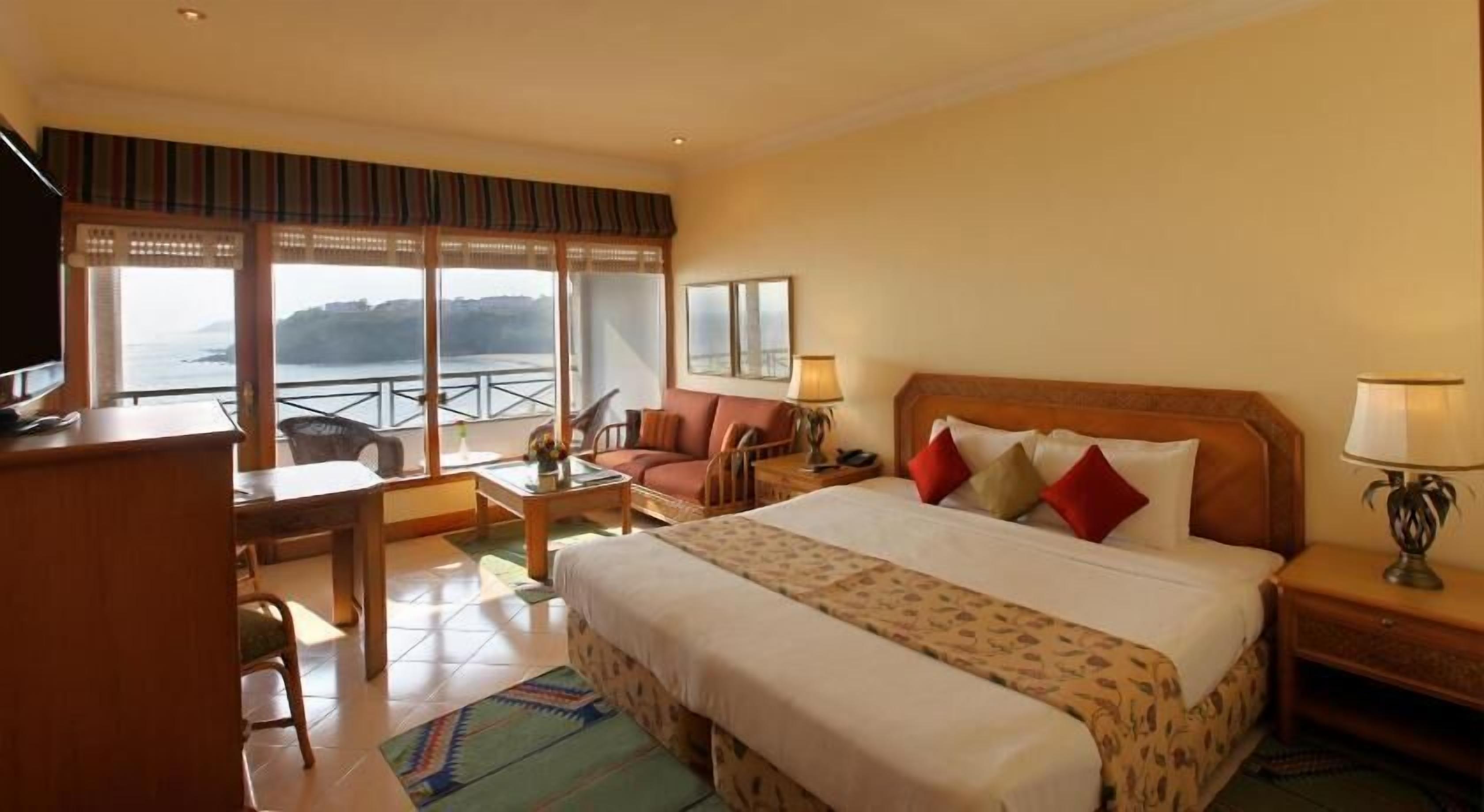 Ropa de cama de alta calidad y caja de seguridad en la habitación 