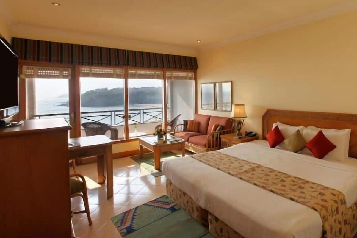 Premium bedding, in-room safe, desk, laptop workspace