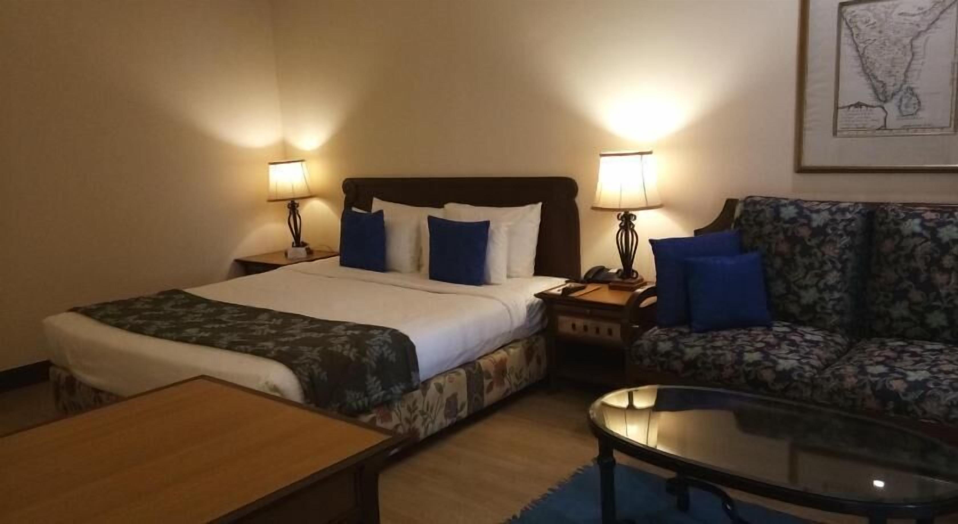 Ropa de cama de alta calidad y caja de seguridad en la habitación 