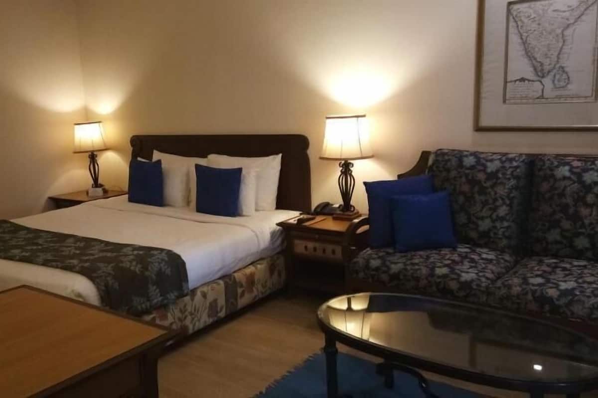 Premium bedding, in-room safe, desk, laptop workspace