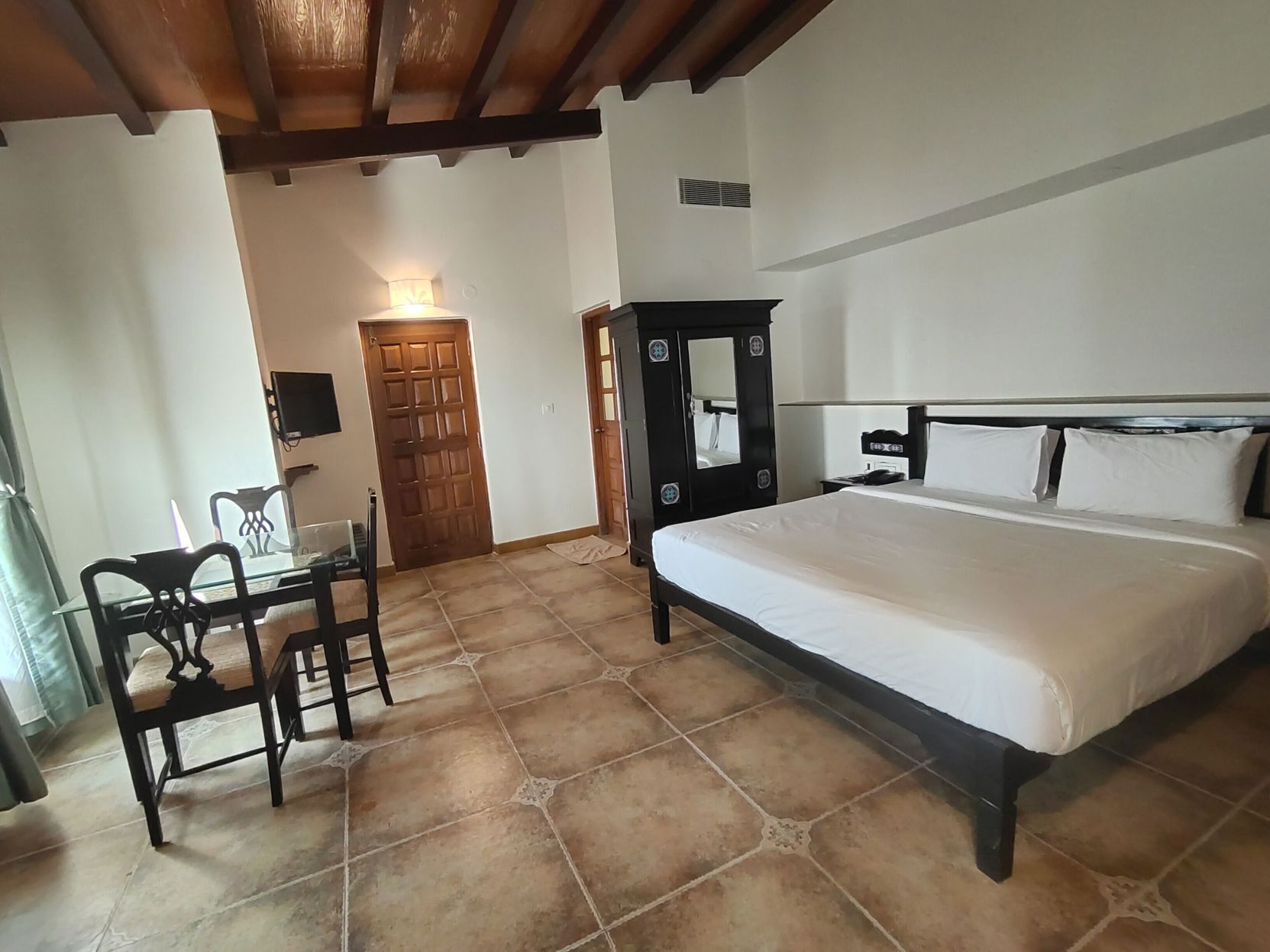 Ropa de cama de alta calidad y caja de seguridad en la habitación 