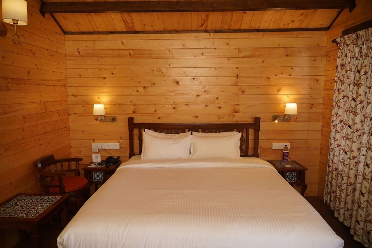 Premium bedding, in-room safe, desk, laptop workspace