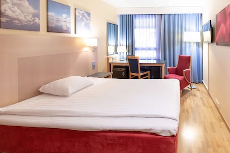 Doppelzimmer | Allergikerbettwaren, Schreibtisch, Verdunkelungsvorhänge