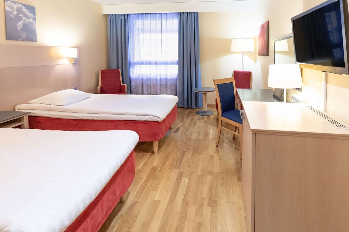 Twin Room | Hypo-allergenic bedding, desk, blackout drapes, free cribs/infant beds