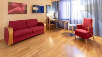 Family Room | Hypo-allergenic bedding, desk, blackout drapes, free cribs/infant beds