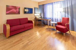 Family Room | Hypo-allergenic bedding, desk, blackout drapes, free cribs/infant beds