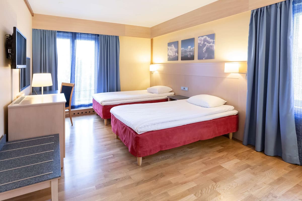Superior Twin Room | Hypo-allergenic bedding, desk, blackout drapes, free cribs/infant beds
